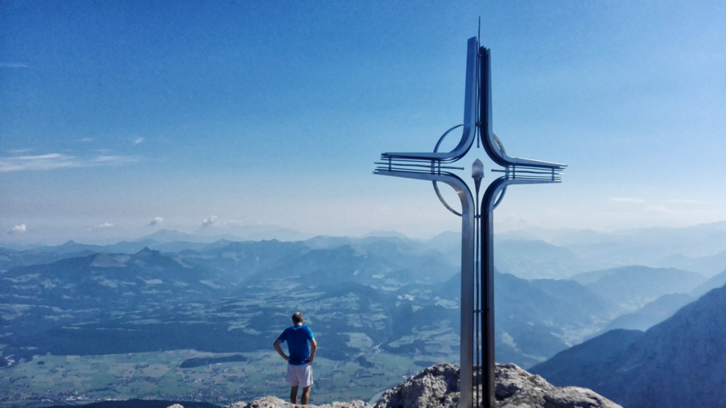 Hoch über dem Salzachtal ragt das schöne Gipfelkreuz des Gölls in den diesiegen Spätsommerhimmel.