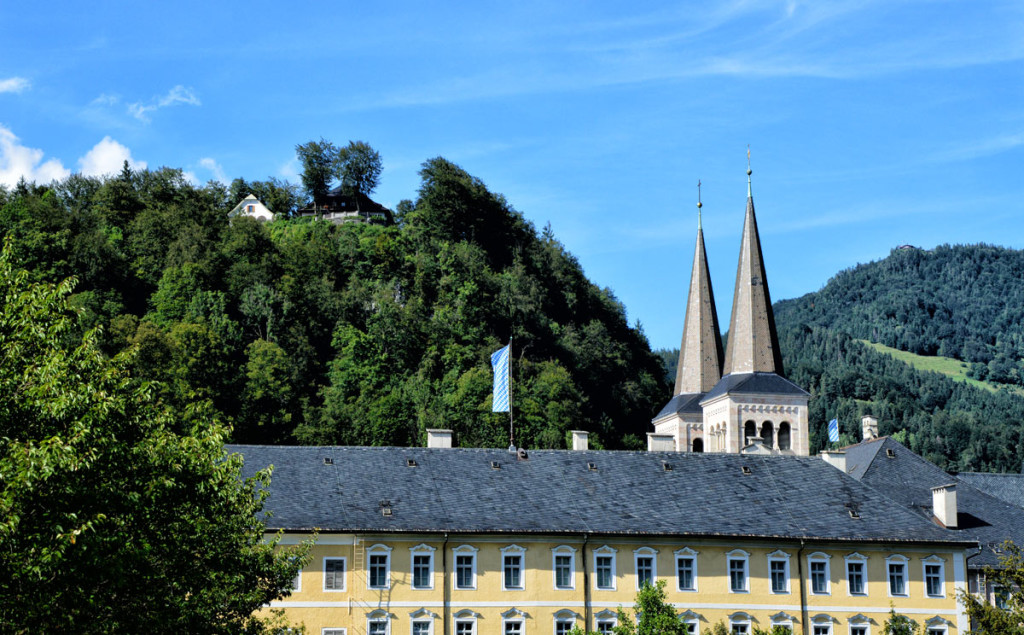 Blick vom Kurgarten Berchtesgaden über das Königliche Schloss zu den Türmen der Stiftskirche