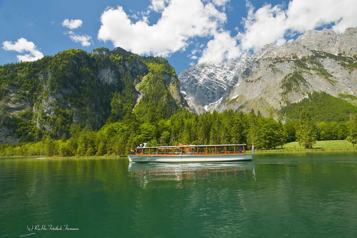 die Schifffahrt auf dem Königssees mit der Watzmannostwand im Hintergrund im Berchtesgadener Land, Oberbayern, Deutschland, Germany