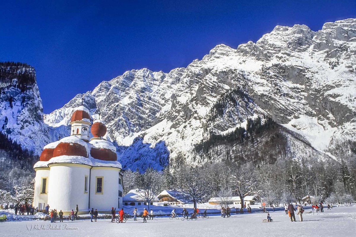 St. Bartholomä vor der tiefverschneiten Watzmannostwand, der tiefgefrorene Königsee, eine Besonderheit der Natur, die nur alle Jahre stattfindet, Berchtesgaden, Bayern