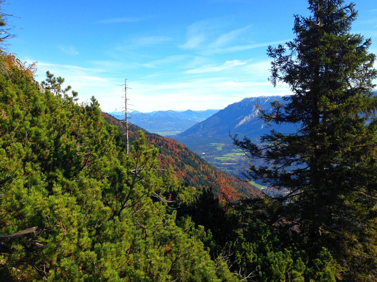 Aufstieg unterhalb der Goldtropfwand - Blick Richtung Fuderheuberg und Untersberg