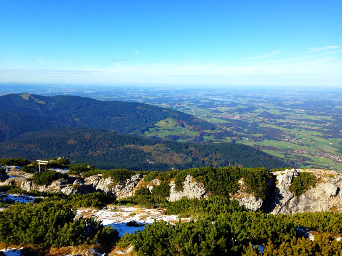 Blick vom Gipfel auf den Teisenberg mit Stoißer Alm und den Waginger See