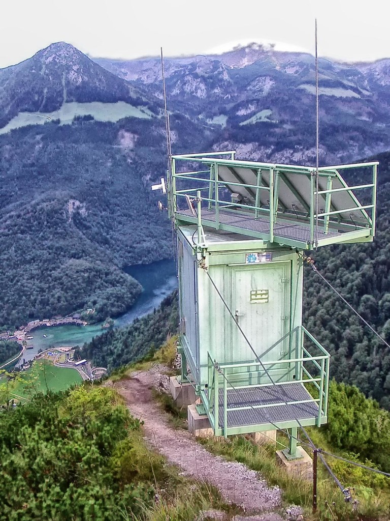 High Tech oberhalb des Königssees: Der Pseudolit der Galileo Testumgebung auf dem Grünstein © Eigenes Werk GATE-Pseudolit auf dem Grünstein © Coronium CC BY-SA 3.0 C