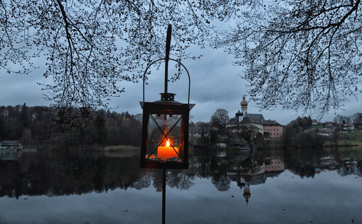 Laterne und Spiegelung des Klosters im See