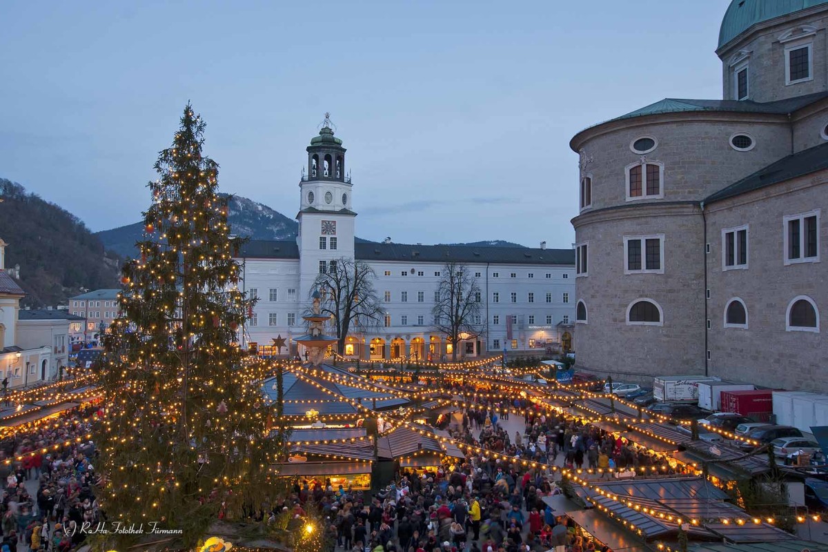 weltberühmter Christkindlmarkt auf dem Domplatz und Residenzplatz von Salzburg, Österreich