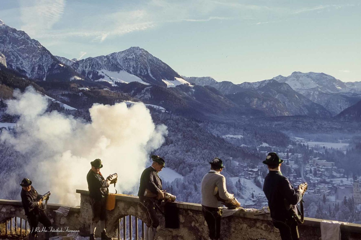 Böllerschützen in Berchesgaden am Lockstein, die am hl. Abend "das Christkind" anschießen", oder an Silvester "das Neue Jahr anschießen", Berchtesgadener Land, Bayern