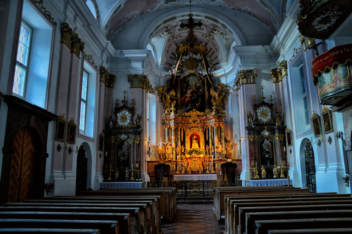 Der Innenraum der Kunterwegkirche mit beleuchtetem Hochaltar