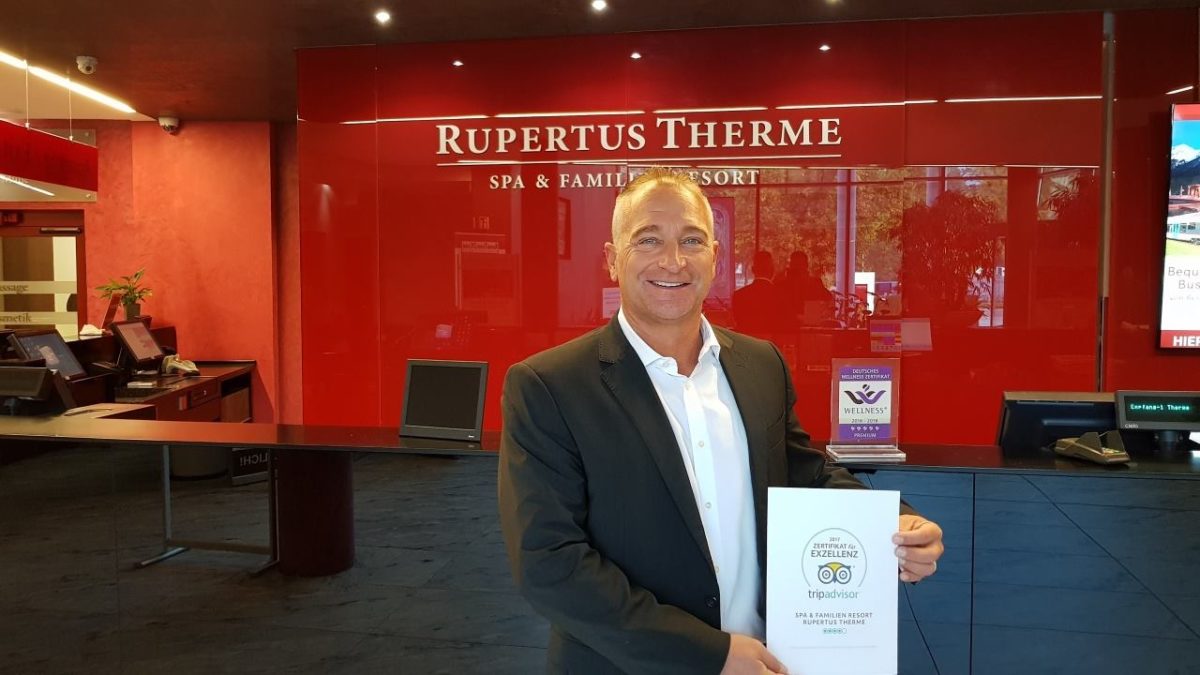 Dirk Sasse, Geschäftsführer der RupertusTherme Bad Reichenhall mit dem TripAdvisor Zertifikat für Exzellenz