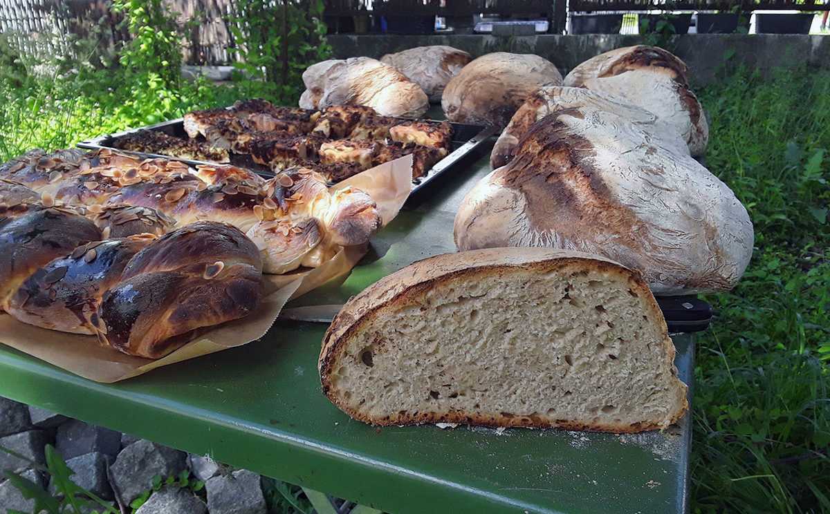 Slbstgebackenes Brot aus dem Bauern Steinofen