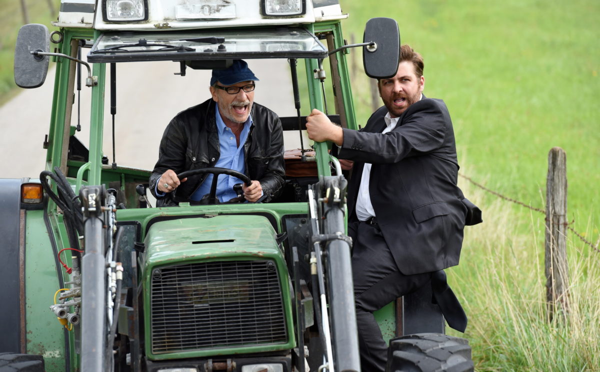 Max Althammer (Franz Xaver Kroetz, l.) freut sich, dass Sepp Brenner (Franz Josef Strohmeier, r.) ihn mit seinem Traktor fahren lässt © ZDF | Guenther Reisp 