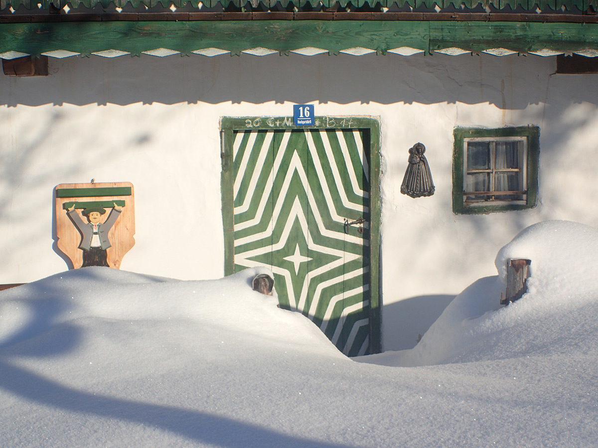 Halb im Schnee versunken ist die wunderschöne Eingangstür vom Unterhochgartlehen. Die typische alte Berchtesgadener Tür ist noch original von 1680
