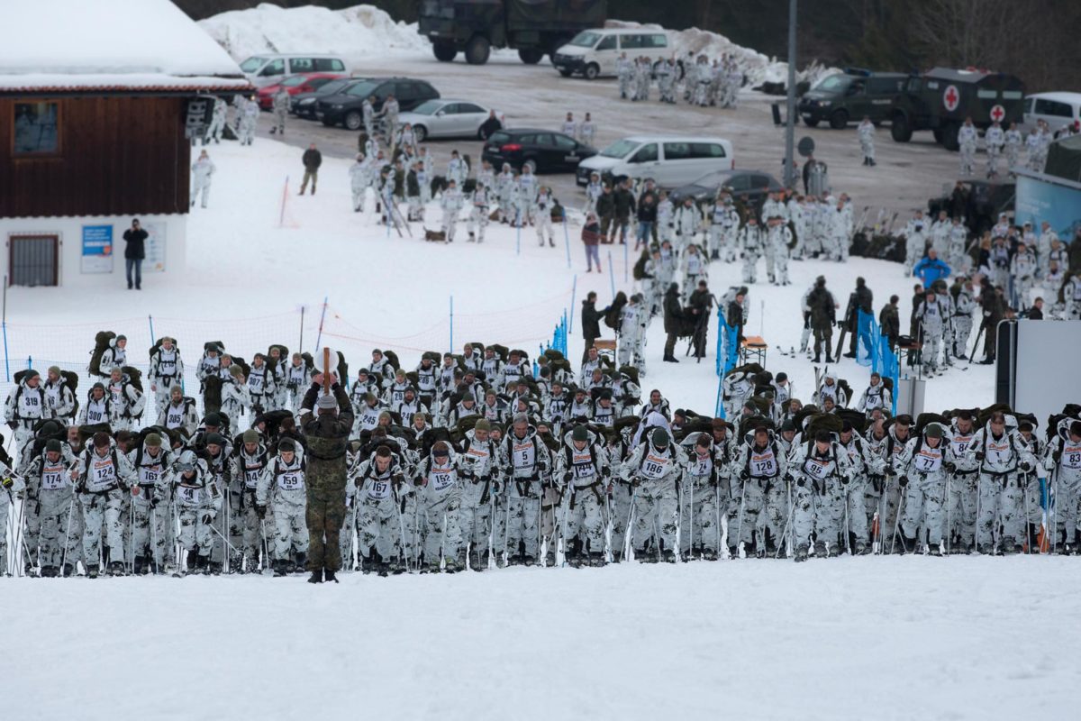 Massenstart – auf fünf Gruppen verteilt, beginnen jeweils gut 100 Soldaten das Skitourenrennen. © Bundeswehr/Marco Dorow