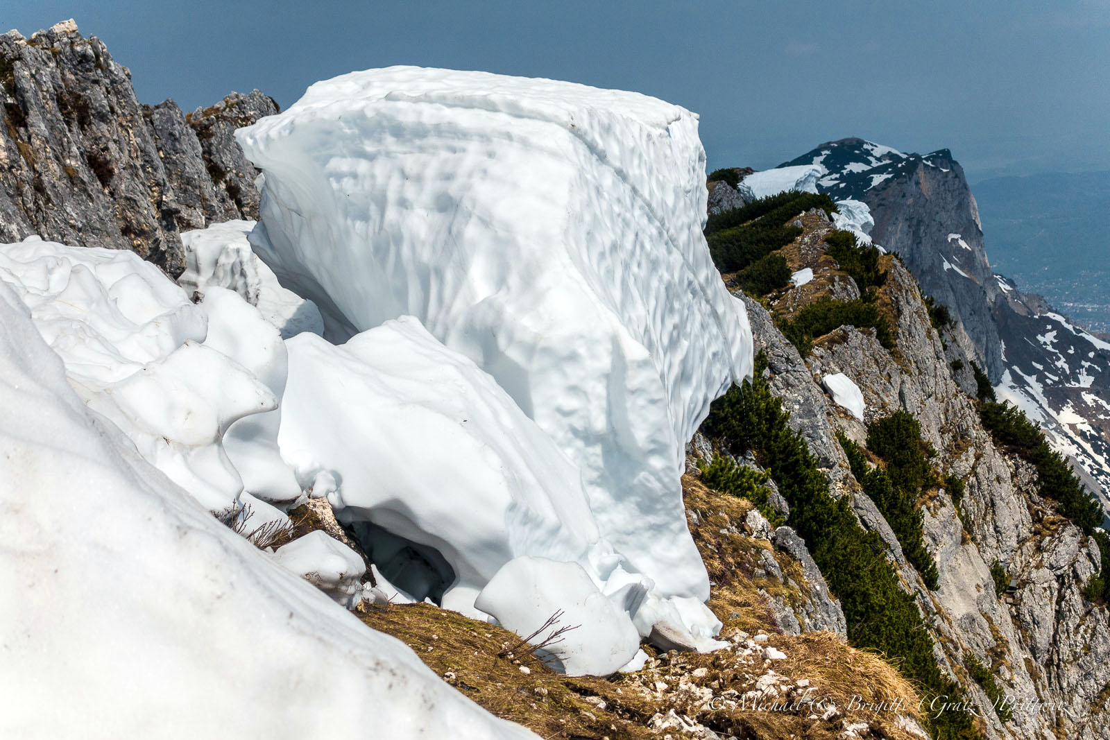 Auf dem Gipfel liegen noch mächtige Schneepakete abholbereit herum