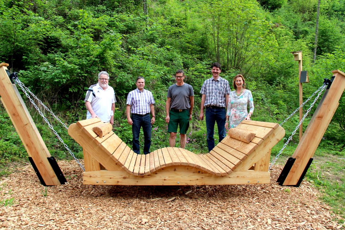 Die neue Schaukelliege aus Lärchenholz wiegt um die 200 Kilogramm © Bayerisches Staatsbad Bad Reichenhal