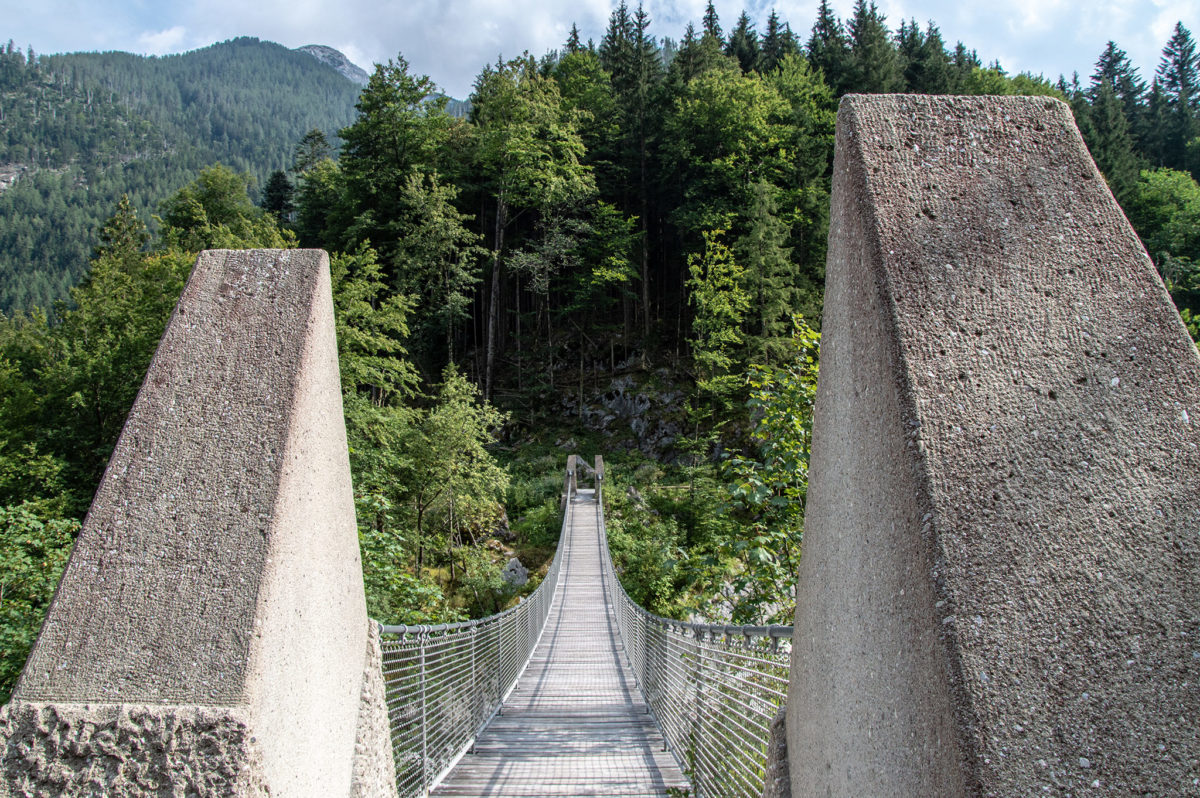 Die Hängebrücke über den Mühlsturzgraben