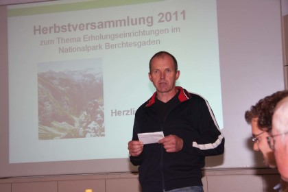 Lorenz Köppl, Wegereferent des Nationalparks Berchtesgaden, stellte bei der diesjährigen Herbstversammlung den aktuellen Stand der neuen Beschilderung im Nationalpark vor.