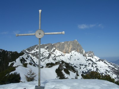 Gipfelkreuz am Großen Rauhenkopf, im Hintergrund der Berchtesgadener Hochthron