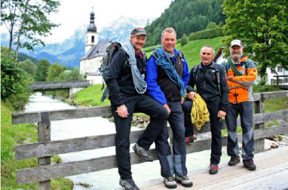 Hubert Nagl, Paul Lenk, Hans Gufler und Uli Stöckl, vier der neun Ramsauer Bergführer vor der Ramsauer Pfarrkirche St. Sebastian