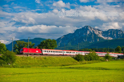 Bahnlinie München - Salzburg vor Hochstaufen © RoHa Fotothek Fürmann