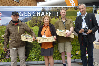 Stephan Köhl (BGLT) mit Gewinnern von Houdek Wurstspezialitäten