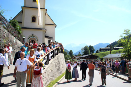 Zuschauer vor der Pfarrkirche