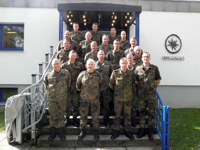 Soldaten des OMLT vor dem Standortoffizierheim Bad Reichenhall
