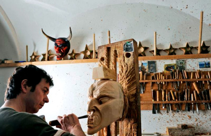 Holzschnitzer Matrio Guggenberger bei der Arbeit
