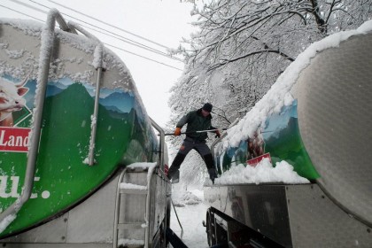 Fahrer befreit Milchwagen und Anhänger vom Schnee