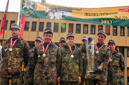 Siegermannschaft der Gebirgsjägerbrigade 23 beim Gebirgsjäger-Wettkampf Edelweiß Raid 2013