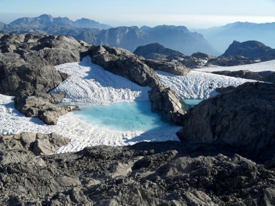 Gletscher-mit-türkisem-Schmelzwasser