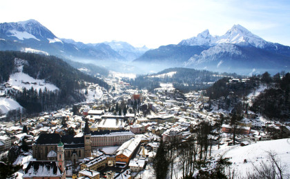 Blick über Berchtesgaden zum Watzmann