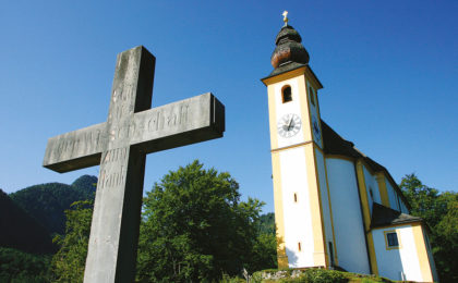 Kreuz vor der Pankrazkirche
