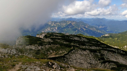 Wolken im Süden, klare Sicht im Norden am Untersberg
