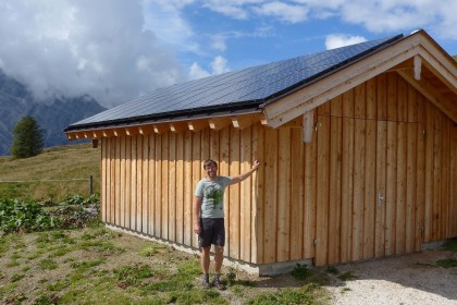 Hüttenwirt Rudi Klecker ist zufrieden. 2013 hat die Nationalparkverwaltung auf dem Dach der Gotzenalm eine rund 40 Quadratmeter große Photovoltaik-Anlage mit 6,5 kWp Leistung installiert