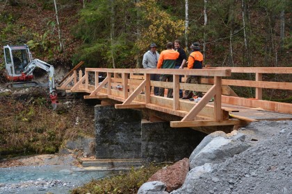 Neue Brücke über den Eisbach
