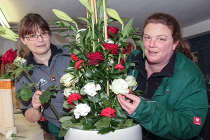 Floristin Christina Becker (links) und Gärtnermeisterin Anja Erber verarbeiten für die Mozart-Woche 400 Rosen, Lilien und Nelken für Gestecke und Sträuße.