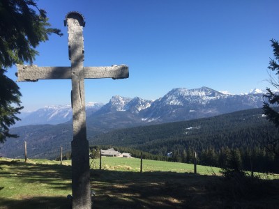 Blick vom Gipfelkreuz auf Hochstaufen und Zwiesel