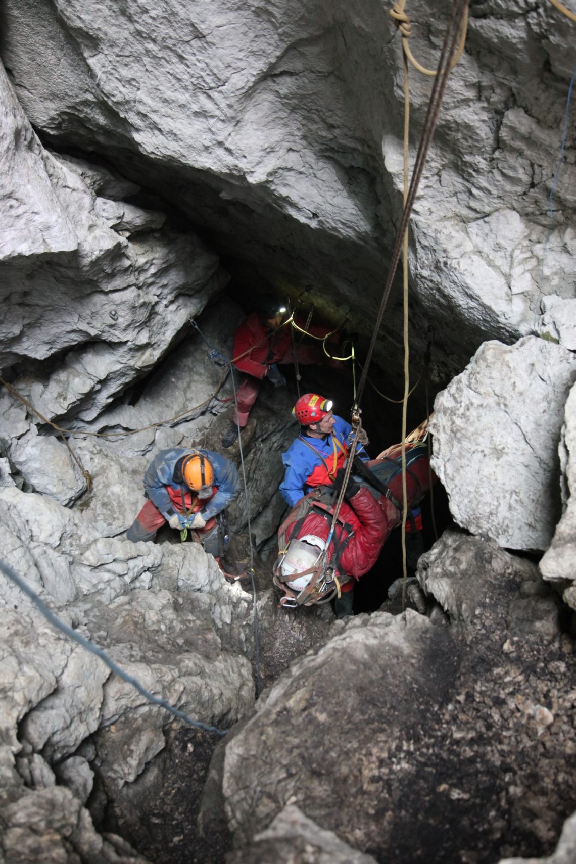 Rettung des verletzten Höhlenforschers aus der Riesending Höhle © BRK BGL