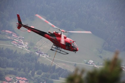 Ein Hubschrauber bringt Material auf den Kehlstein