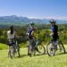 Mountainbiker stehen im Panorama mit Blick auf die Chiemgauer Berge mit Hochfelln und Hochgern