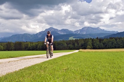 Mountainbiker vor dem wunderbaren Panorama zu Hochstaufen und Zwiesel