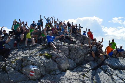 Gruppenbild der 24 Stunden Watzmann extrem Wanderer am Gipfelkreuz Hocheck