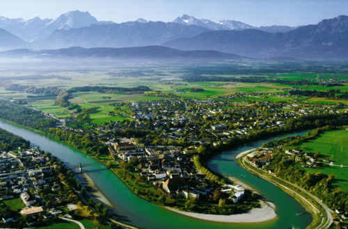 Die Stadt Laufen in der Schleife der Salzach, im Hintergrund die Berchtesgadener Alpen
