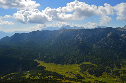 Tiefblick vom Weitschartenkopf zum Plateau der Reiter Alm