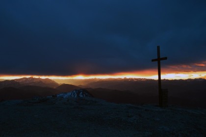 Das Gipfelkreuz des Hochkönigs bei Sonnenaufgang