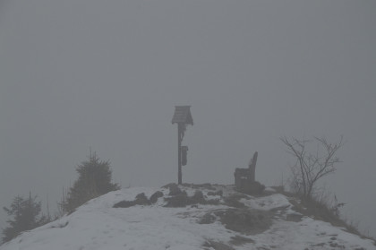^Das Grünstein Gipfelkreuz im Nebel