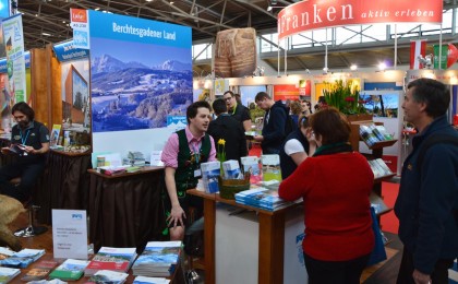 Michi Walch berät Gäste auf der Reisemesse f.re.e München