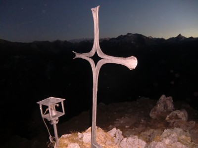 Gipfelkreuz Mooslahnerkopf im Schein der Stirnlampe