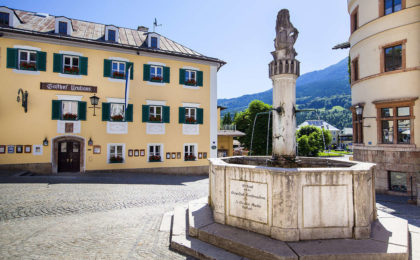 Der Marktbrunnen Berchtesgaden vor dem Gasthof Neuhaus