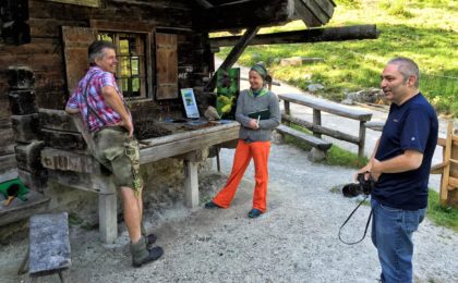 Journalistin Karin Lochner und Fotograf Peter von Felbert beim Bergbrenner auf der Priesbergalm
